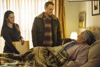Resident Alien – l-r: Asta Twelvetrees (Sara Tomko), Harry Vanderspeigle (Alan Tudyk), Grandma Ruth (Edna Manitowabi)