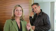 Die Rosenheim-Cops – Mit Hilfe von Marie (Karin Thaler) macht Kommissar Bergmann (Florian Fitz) eine interessante Entdeckung.