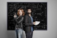 Einstein – Obwohl Einstein (Tom Beck, r.) der Kriminalkommissarin Elena Lange (Annika Ernst, l.) mit seiner besserwisserischen und unkonventionellen Art oft auf die Nerven geht, weiß sie jedoch auch, dass seine Stärken ihr bei den Mordermittlungen mehr als nur hilfreich sind ...