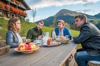 Der Bergdoktor – Angespannte Stimmung am Frühstückstisch der Familie Gruber. Lilli Gruber (Ronja Forcher, l.), Hans Gruber (Heiko Ruprecht, 2.v.l.), Lisbeth Gruber (Monika Baumgartner, 2,.v.r.) und Dr. Martin Gruber (Hans Sigl, r.) reden über die Zukunft des Gruberhofs.