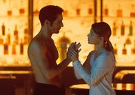Lucifer – Lucifer (Tom Ellis, l.) sucht nach einem Weg, um sich von Chloes Einfluss zu befreien, doch ist es wirklich der richtige Weg, Chloe (Lauren German, r.) verführen zu wollen?