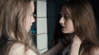 Blue my Mind – v.li.: Mia (Luna Wedler), Gianna (Zoë Pastelle Holthuizen)