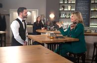 Rote Rosen – Franzi (Sofie Junker, l.) wird wider Willen eifersüchtig, als David (Arne Rudolf, M.) vermeintlich mit Elle (Kim Fisher, r.) flirtet.