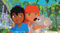 Zoom - Der weiße Delfin – Kai (v.l.), Marina und Raoul spielen vergnügt zusammen. Da hat Marina plötzlich die Idee, Raoul zu baden. Doch Baden mag der Koala-Bär überhaupt nicht.