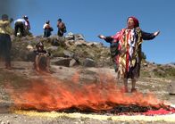 Der Pazifische Feuerring – Der Maya-Priester Carlos Escalante während einer Zeremonie auf dem Gipfel des Santa Maria-Vulkans.