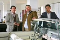 Die Rosenheim-Cops – Als die Cops (Dieter Fischer, m.; Igor Jeftic, r.) herausfinden, dass es einen Streit mit dem Opfer gab, gerät Zachinger (Gregory Brian Waldis, l.) in Erklärungsnot.