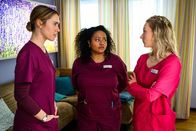 Bettys Diagnose – Elisabeth "Betty" Hertz (Henrike Hahn, l.), Zoe Breitner (Catherine Chikosi, M.) und Mia Kunze (Antonia Döring, r.)