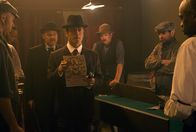 Murdoch Mysteries – Detective Murdoch (Yannick Bisson, mi.) befragt zusammen mit Brackenreid (Thomas Craig, 3.v.l.) den Besitzer des Blind Pig zu den Jubilee Singers.