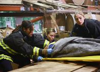 Chicago Fire – Sie bergen einen Schwerverletzten: Monica Raymund als Gabriela Dawson, Lauren German als Leslie Shay, Brooke Nevin als Tara Little