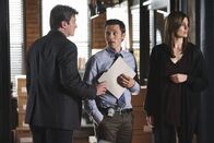 Castle – Der Fall wird immer mysteriöser: Richard Castle (Nathan Fillion, l.), Kevin Ryan (Seamus Dever, M.) und Kate Beckett (Stana Katic, r.) wissen nicht mehr, was sie noch glauben sollen ...