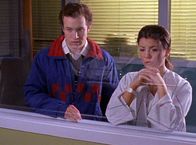 Gilmore Girls – Bei Sherry setzen die Wehen ein und als Lorelai im Krankenhaus ankommt, muss sie an damals denken: Lorelai (Chelsea Brummet, r.) musste ganz ohne Christophers (Phillip Glenn Van Dyke, l.) Unterstützung Rory zur Welt bringen ...
