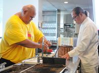 Hawaii Five-0 – Kamekano (Taylor Wily, l.) möchte unbedingt gegen Chefkoch Sam Choy in einem Kochwettbewerb gewinnen. Damit das auch geschieht, hofft Steve auf die Hilfe von Meisterkoch Masaharu Morimoto (Masaharu Morimoto, r.) ...