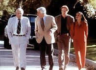 Diagnose: Mord – (v.l.n.r.) Matlock (Andy Griffith), Mark Sloan (Dick Van Dyke), Steve (Barry Van Dyke) und Amanda (Victoria Rowell) wollen beweisen, dass Jesse fälschlicherweise des Mordes verdächtigt wird. Kein leichtes Unterfangen ...