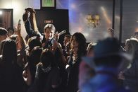 Castle – Die Ermittlungen in einem Stripclub gestalten sich äußerst schwierig. Castle (Nathan Fillion, hinten l.) wird von weiblichen Fans belagert und Kate Beckett (Stana Katic, M.) kann nur zusehen wie er das Bad in der Menge genießt.