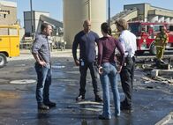 Navy CIS: L.A. – Als ein Sergeant auf einem Schießstand plötzlich zusammen bricht, müssen Kensi (Daniela Ruah, 2.v.r.), Deeks (Eric Christian Olsen, r.), Callen (Chris O'Donnell, l.) und Sam (LL Cool J, 2.v.l.) ermitteln. Dabei finden sie heraus, dass er einen Nebenjob als Wachmann in einem Atomkraftwerk hatte.