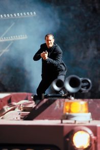 Alarmstufe: Rot 2 – Die Zugfahrt in den Urlaub entwickelt sich für Casey (Steven Seagal) zum tödlichen Katz- und Mausspiel. Doch gegen die rücksichtslosen Terroristen schwingt der Koch und Ex-Marine mehr als nur seinen Kochlöffel ...