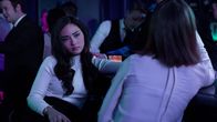 Bad Banks – Thao (Mai Duong Kieu, l.) weiß nicht recht, ob sie Jana (Paula Beer, r.) vertrauen soll.