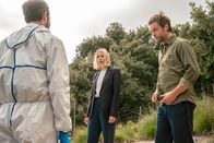 The Mallorca Files – Forensiker Federico Ramis (Nacho Aldeguer) bespricht mit Miranda (Elen Rhys) und Max (Julian Looman) seinen Fund am Tatort.