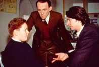 Kommissar Rex – Martin Oswald (Josef Daubek, li.) erzählt Kommissar Richie Moser (Tobias Moretti, re.) und Ernst Stockinger (Karl Markovics) vom Mord an dem ertrunkenen Mädchen.