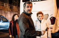 Tatort – Kommissar Reto Flückiger (Stefan Gubser), seine Kollegin Liz Ritschard (Delia Mayer, li.) und die Leiterin der Spurensicherung Corinna Haas (Fabienne Hadorn) untersuchen den Tatort eines vermeintlichen Suizid.