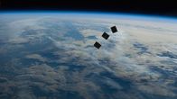 Spacetime – Dieses von der Internationalen Raumstation ISS aus aufgenommenem Bild zeigt eine Konstellation von Kleinsatelliten. Auf solchen Klein- oder Minisatelliten basiert die Zukunft moderner, weltraumgestützter Kommunikationsstrukturen und Datenübertragung.