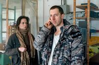 Tatort – Im Foto (v.l.n.r.): Doreen Werner (Dorothea Arnold) und Marek Krug (Maximillian Mauff) in seiner Werkstatt, während er mit Kommissarin Leonie Winkler telefoniert, um reinen Tisch zu machen