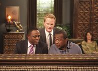 How I Met Your Mother – v.r.) machen, versucht Robin (Cobie Smulders, r.) Ted per SMS zu verkuppeln ...