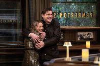 How I Met Your Father – Sophie (Hilary Duff, l.); Jesse (Chris Lowell, r.)