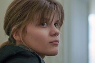 In Therapie – Camille (Céleste Brunnquell) hat in einer gemeinsamen Therapiesitzung mit ihrem Vater mit gemischten Gefühlen zu kämpfen.