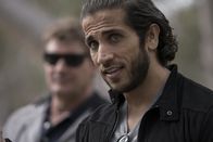 Mr. Inbetween – Davros (Firass Dirani)