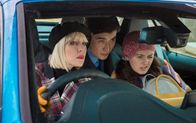 Agatha Raisin – Agatha Raisin (Ashley Jensen, l.), Bill Wong (Matt McCooey, 2.v.l.) und Toni Gilmour (Jodie Tyack, r.) suchen Roy, der in der Nacht zuvor entführt worden ist.