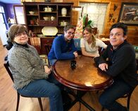 UFO-Jäger – Overgaard, AZ: Das Team mit Phyllis Budinger, Chemikerin und Forschungswissenschaftlerin. (Bildnachweis: National Geographic Channels/ Snake Oil Productions)