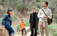 Sieben Tage im Paradies – Der vielbeschäftgite Bauunternehmer Uli Fischer (Michael Roll, rechts) hat auf Mallorca endlich einmal Zeit, sich um seine drei Kinder Caroline (Rebecca Hessing), Patrick (Pablo Ben Yakov, 2. von rechts) und Tom (Fabio Giegerich) zu kümmern.