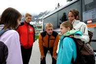Die Bergretter – Andreas (Martin Gruber, M.) verspricht der kleinen Marie (Melina Mitternöckler, 2.v.r.), dass er ihren Vater finden wird.