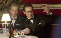 Legend – Ronnie Kray (Tom Hardy, links) und Leslie Holt (Charley Palmer Rothwell, rechts)