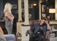 The Grinder - immer im Recht – Dean (Rob Lowe, r.) rät Debbie (Mary Elizabeth Ellis, l.) eine Beförderung einzufordern, was jedoch ausschließlich dafür sorgt, dass sie sich plötzlich um ihren Arbeitsplatz sorgen muss.