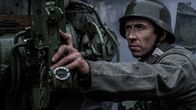 Hitlers letzter Widerstand – Deutscher Soldat bereitet die Artillerie zum Abschuss vor (Dramatische Darstellung).