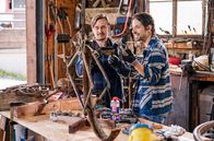 Die Fallers - Die SWR Schwarzwaldserie – Albert (Alessio Hirschkorn, re.) und Sebastian (Dominik Stricker, li.) finden beim Entrümpeln der Tenne ein total verdrecktes und ramponiertes Oldtimerfahrrad. Wie sich herausstellt, birgt der alte Drahtesel ein Geheimnis aus der Jugendzeit von Franz und Heinz.