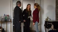 Ein perfekter Mord – Detectives look at the apartment where Gavin was last seen.