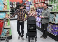 The Big Bang Theory – Nachdem Leonard (Johnny Galecki, l.) sich von Penny und Raj ausgeschlossen fühlt, probiert er bei Bernadette (Melissa Rauch, M.) und Howard (Simon Helberg, r.) Anschluss zu finden ...