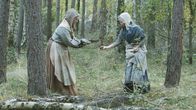 Terra X: Eine kurze Geschichte über... – Not und Elend in Folge des Dreißigjährigen Krieges befeuern den Hexenwahn. Die angeblichen Hexen, hier zwei Frauen (Komparsen) sollen als Sündenböcke herhalten.