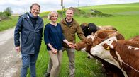 Lecker an Bord – Björn Freitag (l) besucht Caroline und Sebastian Fournier (r) auf dem Knospenhof in Herl. Der Bauernhof liegt oberhalb des Moseltals.