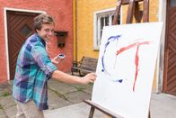 Checker Tobi – Checker Tobi beim Malen auf eine Leinwand.