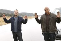 Navy CIS: L.A. – Feiern fünf Jahre Partnerschaft und sehen sich einer großen Herausforderung ausgesetzt als sie für einen Fall undercover ermitteln müssen: Callen (Chris O'Donnell, l.) und Sam (LL Cool J, r.) ...
