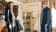 Tatort – In einem Wiener Randbezirk macht die Polizei den grausigen Leichenfund eines türkischen Geschäftsmannes. Bibi Fellner (Adele Neuhauser) und ihr Kollege Moritz Eisner (Harald Krassnitzer) untersuchen den Tatort.