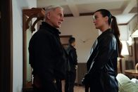 Navy CIS – Leroy Jethro Gibbs (Mark Harmon, l.); Ziva David (Cote de Pablo, r.)