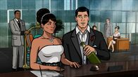 Archer – Eine neue Mission fordert von Archer (r.) und Lana (l.), dass sie sich als frischvermähltes Paar ausgeben. Doch kann das gutgehen?