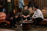 How I Met Your Father – (v.l.n.r.) Ellen (Tien Tran); Charlie (Tom Ainsley); Sid (Suraj Sharma)