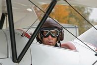 Hubert und Staller – Staller (Helmfried von Lüttichau) muss zwecks Spurensuche einen Rundflug im Doppeldecker über sich ergehen lassen. Weiteres Bildmaterial finden Sie unter www.br-foto.de.