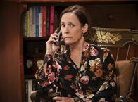 The Big Bang Theory – Sheldon sucht krampfhaft nach einem neuen Projekt, doch als ihm einfach nichts einfallen will, nutzt er seine Zeit tatsächlich, um mit seiner Mutter Mary (Laurie Metcalf) zu quatschen ...